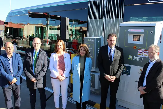 Inauguraci&oacute;n de la primera estaci&oacute;n de Iberdrola para carga de veh&iacute;culos el&eacute;ctricos | Valladolid Plural