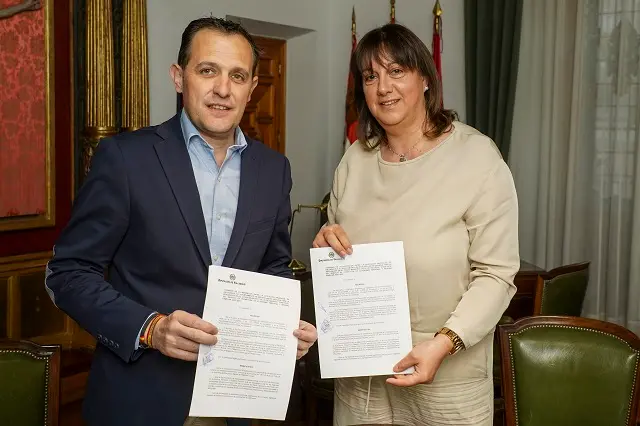 Valladolid. 03/04/2023. El presidente, firma convenio de colaboraci&oacute;n con la alcaldesa de Esguevillas de Esgueva, Rosa Ana Alba Velasco. FOTO/DPV/Miguel &Aacute;ngel Santos