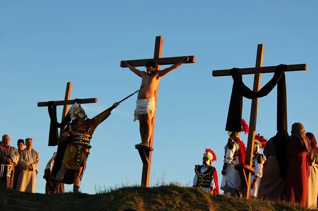 Crucifixi&oacute;n de Cristo en el Viacrucis Juvenil de Fresno el Viejo | Valladolid Plural