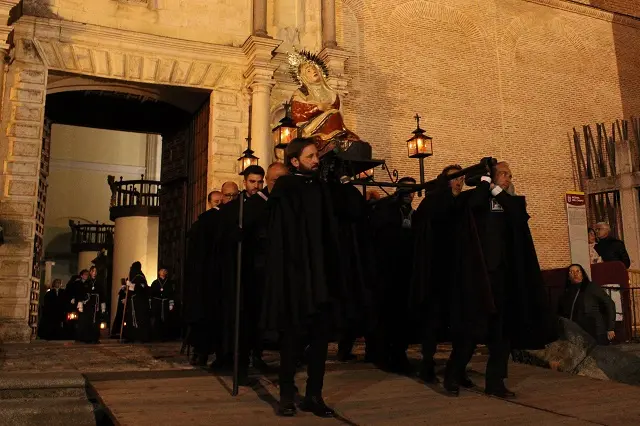 Salida de la procesi&oacute;n de la Vera Cruz en la Plaza Mayor de Medina del Campo | Valladolid Plural