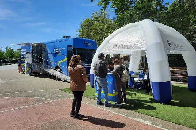 Autob&uacute;s y carpa de Clece instalada en la Plaza Col&oacute;n de Valladolid | Valladolid Plural