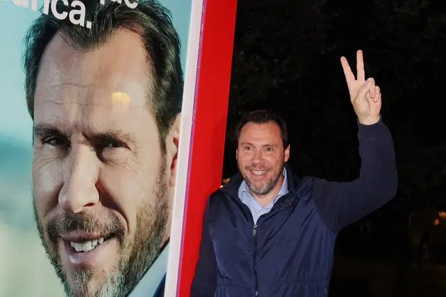 &Oacute;scar Puente junto a su cartel electoral en el inicio de campa&ntilde;a | Valladolid Plural