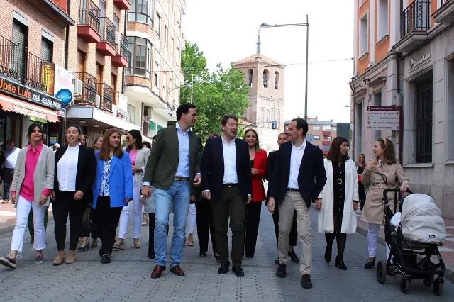 Ma&ntilde;ueco pasea junto a Guzm&aacute;n G&oacute;mez y Conrado &Iacute;scar por el centro de Medina | Valladolid Plural