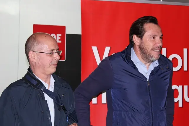 Mart&iacute;n Fern&aacute;ndez Antol&iacute;n y &Oacute;scar Puente, en la pegada de carteles | Valladolid Plural