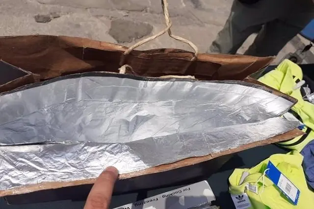 26/05/2023 Detenidas dos mujeres en un centro comercial que hab&iacute;an sustra&iacute;do m&aacute;s de 70 prendas con 'bolsas faraday'.

Agentes pertenecientes a la Jefatura superior de La Rioja han detenido 'in fraganti' a dos mujeres, con domicilio en una localidad de Valladolid, como presuntas autoras de cuatro delitos de hurto en cuatro tiendas, por la sustracci&oacute;n de m&aacute;s de setenta prendas y productos de alimentaci&oacute;n, valoradas en unos 1.500 euros, en un centro comercial de  Logro&ntilde;o. Lo realizaron con 'bolsas faraday'.

POLITICA ESPA&Ntilde;A EUROPA LA RIOJA
POLIC&Iacute;A NACIONAL DE LA RIOJA