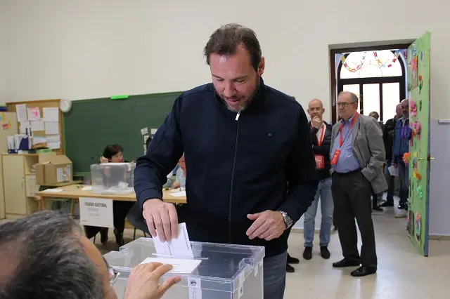&Oacute;scar Puente vota en el 28-M en el CEIP Ponce de Le&oacute;n | Valladolid Plural