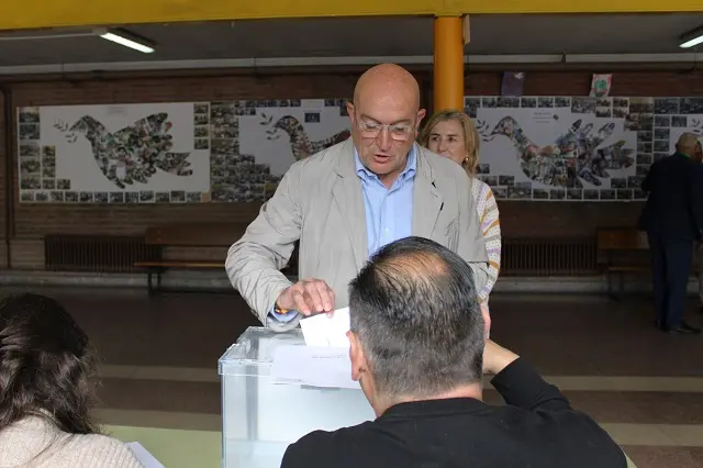 Jes&uacute;s Julio Carnero ejerce su derecho a voto en el IES N&uacute;&ntilde;ez de Arce | Valladolid Plural