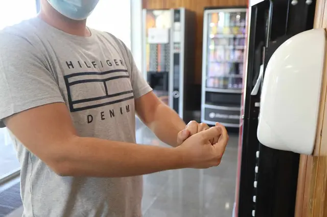 Un colegial del Colegio Mayor Aquinas se echa gel desinfectante en las manos en un dispensador colocado en las instalaciones del colegio, en Madrid, (Espa&ntilde;a), a 10 de septiembre de 2020. El centro, que cuenta con 165 colegiales, ha seguido la Gu&iacute;a &ldquo;Recomendaciones para el desarrollo de la actividad en los Colegios Mayores Universitarios&rdquo; que establece medidas para el actual escenario de pandemia. Entre ellas destacan la limitaci&oacute;n de aforos, reforzamiento de la limpieza, turnos en el comedor, dispensadores de soluci&oacute;n hidroalcoh&oacute;lica para la higiene de manos en varias zonas o carteler&iacute;a informativa.
10 SEPTIEMBRE 2020;COLEGIO MAYOR;AQUINAS;COVID19;CORONAVIRUS;MEDIDAS
Marta Fern&aacute;ndez / Europa Press
  (Foto de ARCHIVO)
10/9/2020
