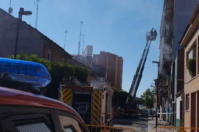 Los Bomberos trabajan en el lugar de la explosión en la calle Goya | Valladolid Plural