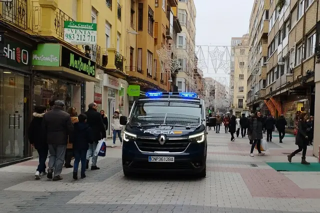 Un furg&oacute;n policial en la calle Manter&iacute;a en una imagen de archivo | Valladolid Plural