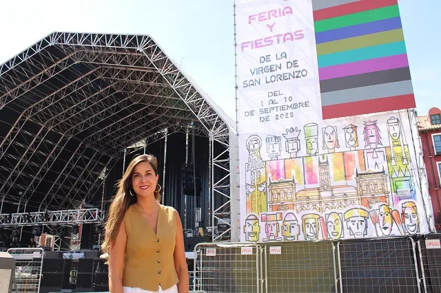 La concejala de Turismo, Blanca Jim&eacute;nez, junto al escenario de la Plaza Mayor | Valladolid Plural