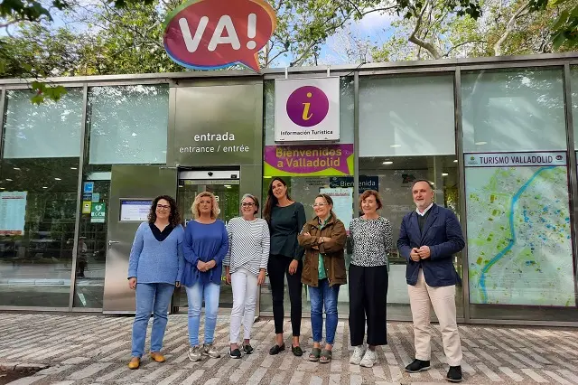La concejala Blanca Jim&eacute;nez con los trabajadores de la Oficina de Turismo | Valladolid Plural