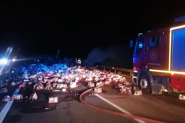 Siniestro entre dos camiones en la A-6 | Fuente: Bomberos Diputaci&oacute;n Valladolid