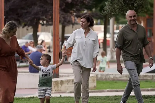 Imagen de Eva Herrero con la familia de Romeo en Arroyo