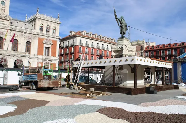 Instalación del nuevo belén navideño en la Plaza Mayor | Valladolid Plural