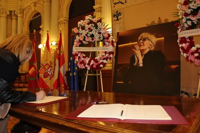 Los vallisoletanos dedican sus despedidas a Concha Velasco en la Casa Consistorial | Valladolid Plural