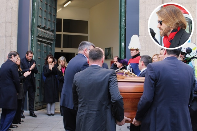Funeral de Concha Velasco en Valladolid, en círculo su hijo Manuel | Valladolid Plural