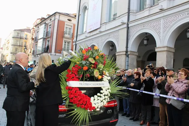 Ofrenda floral a Concha Velasco en el Teatro Calder&oacute;n | Valladolid Plural