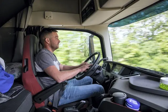 Esteban conduce el cami&oacute;n con 40 toneladas de cobre en la A-12.