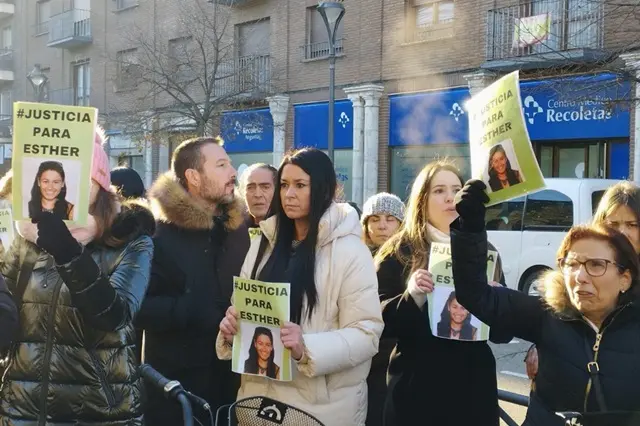 La hermana de Esther y vecinos de Traspinedo, a las puertas de los juzgados este viernes | Valladolid Plural