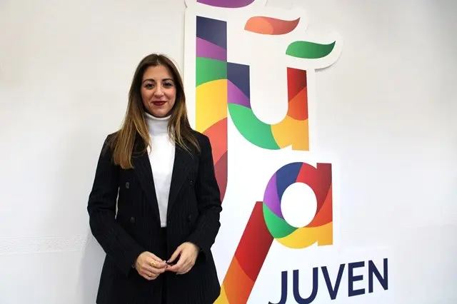 La edil Carolina del Bosque, junto a una ilustraci&oacute;n de Juva | Valladolid Plural