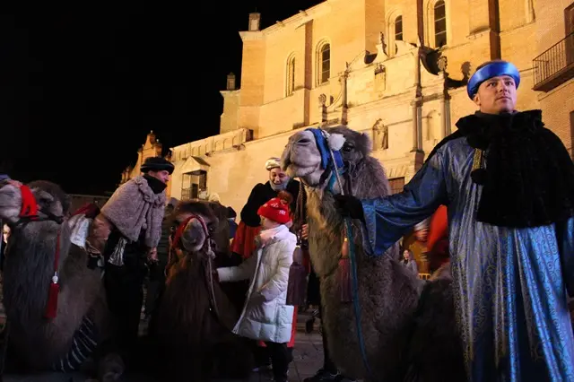 Llegada de los Pajes Reales y sus camellos a la Plaza Mayor de Medina | Valladolid Plural