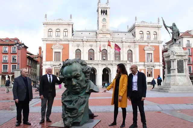 El cabezudo de los Goya en plena Plaza Mayor | Valladolid Plural
