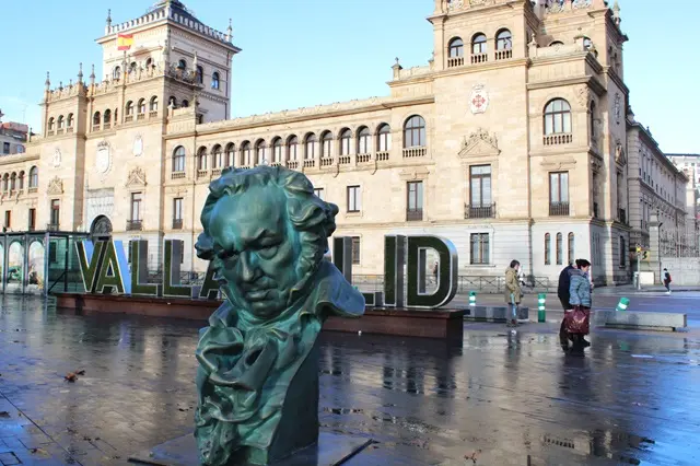 Figura gigante del premio Goya en la Plaza de Zorrilla | Valladolid Plural