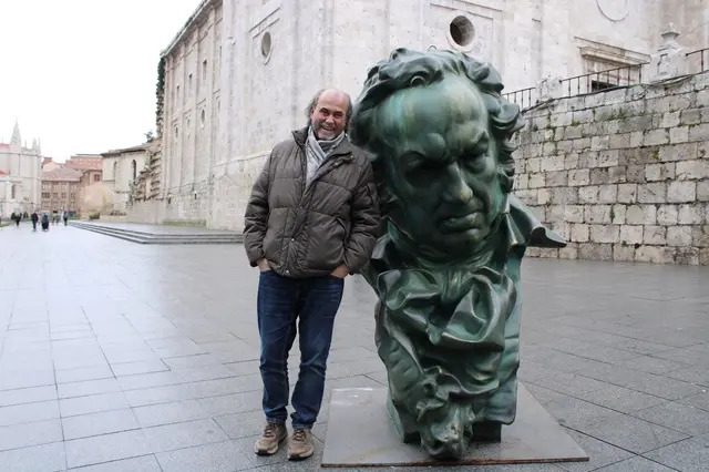 Arturo Due&ntilde;as posa junto a uno de los cabezones de los Goya | Valladolid Plural