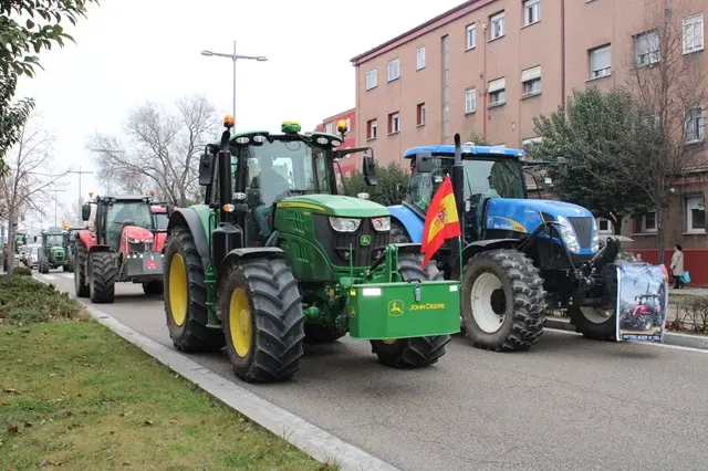 La tractorada de Valladolid, a su paso por la Avenida Burgos | Valladolid Plural