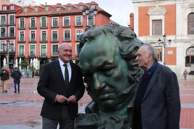 El alcalde de Valladolid y el director de la Academia de Cine junto al busto de Goya | Valladolid Plural