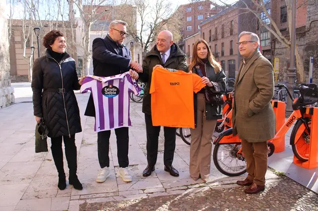 El Ayuntamiento y el Real Valladolid posan junto a una estaci&oacute;n de BIKI | Valladolid Plural