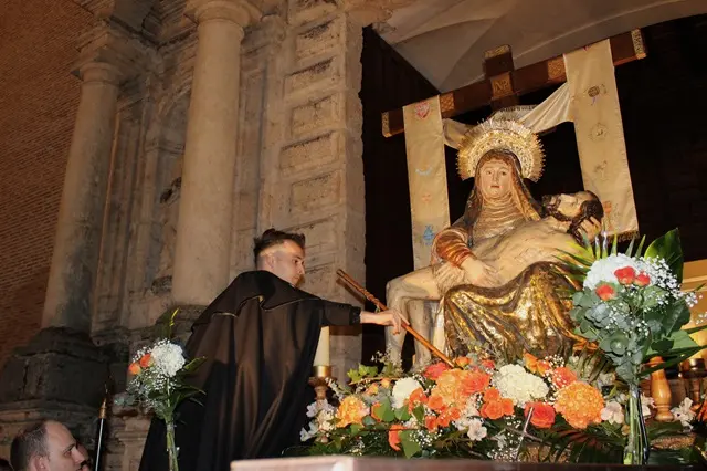 Entrega del bast&oacute;n de mando a la Virgen de las Angustias de Medina | Valladolid Plural