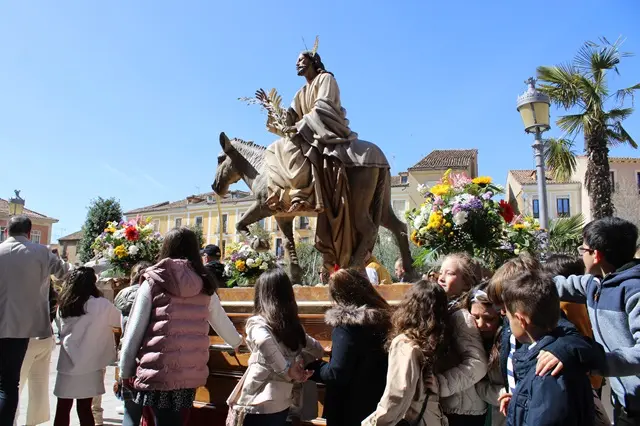 Los ni&ntilde;os llevan el paso de la Borriquilla en Rioseco | Valladolid Plural