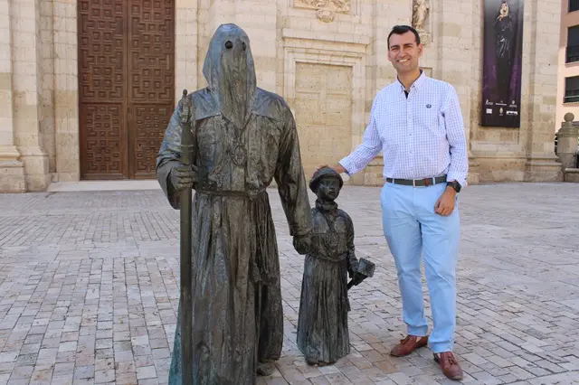 El alcalde de Medina de Rioseco, junto a la escultura al cofrade | Valladolid Plural