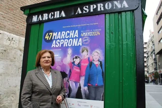 La presidenta de Asprona Valladolid, junto a una de las casetas de inscripciones | Valladolid Plural