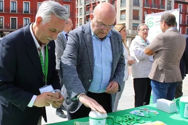 El alcalde de Valladolid colabora con la AECC en el D&iacute;a de la Cuestaci&oacute;n | Valladolid Plural
