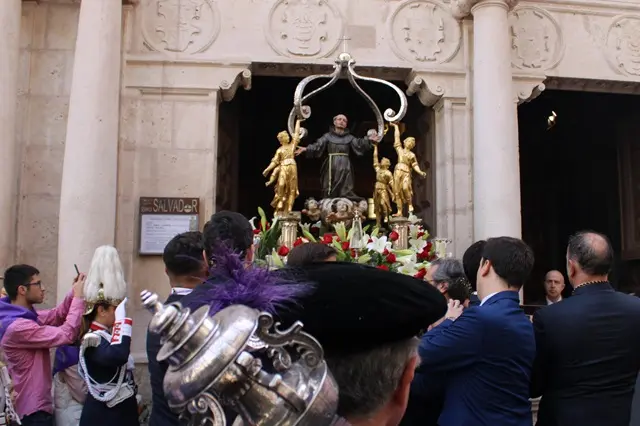 Salida de San Pedro Regalado de la Iglesia del Salvador | Valladolid Plural