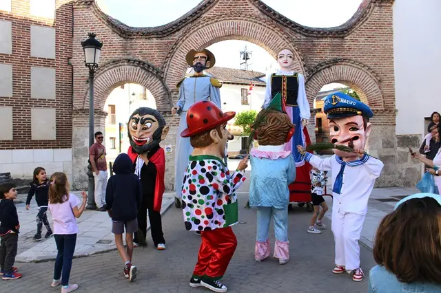 Desfile de Gigantes y Cabezudos en Portillo | Valladolid Plural