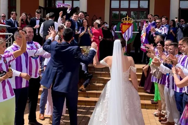 Diego y Marta en su boda blanquivioleta | Fotograf&iacute;a cedida a Valladolid Plural