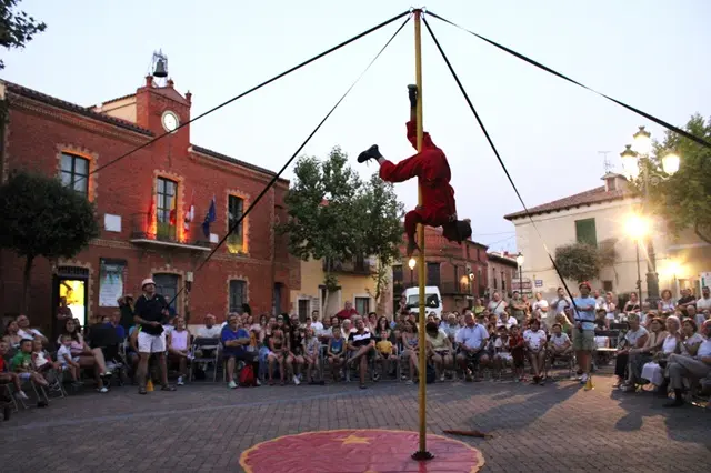 Espect&aacute;culo de clown en el Festival 'El arte est&aacute; en la calle' de Cigales 2024 | Valladolid Plural