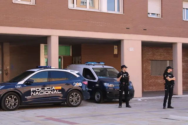 Agentes policiales junto a la vivienda de la mujer asesinada | Valladolid Plural