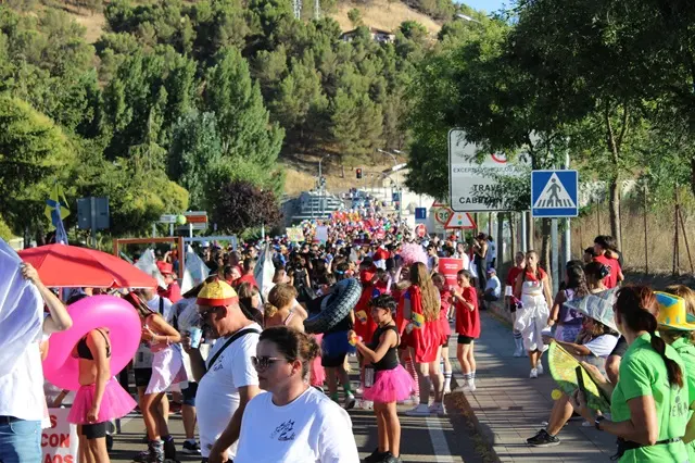 El desfile de disfraces pasa por el emblem&aacute;tico Puente de Cabez&oacute;n | Valladolid Plural