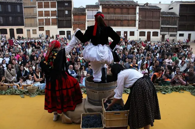 La pe&ntilde;afielense Tamara Garc&iacute;a realiz&oacute; el Pisado de Uva ante una Plaza del Coso abarrotada | Valladolid Plural
