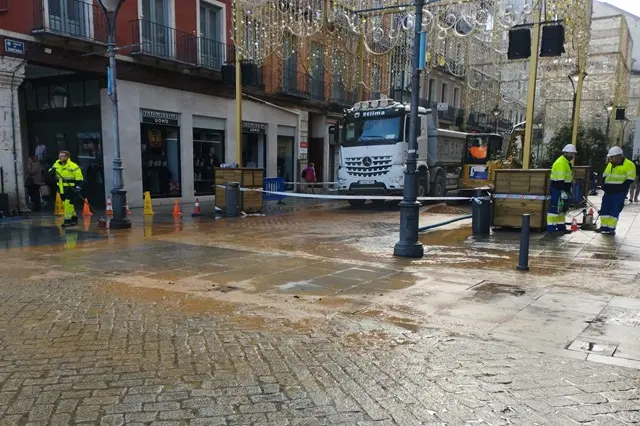 Operarios trabajan en la Plaza Mayor y calle Santiago tras la fuga de agua | Valladolid Plural