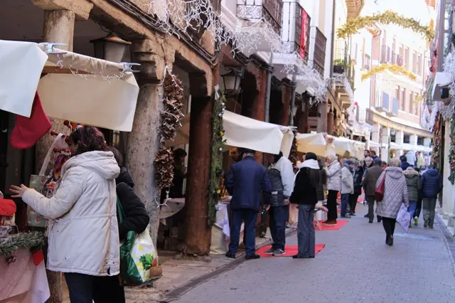 Mercado navide&ntilde;o en la calle Mayor de Medina de Rioseco | Valladolid Plural