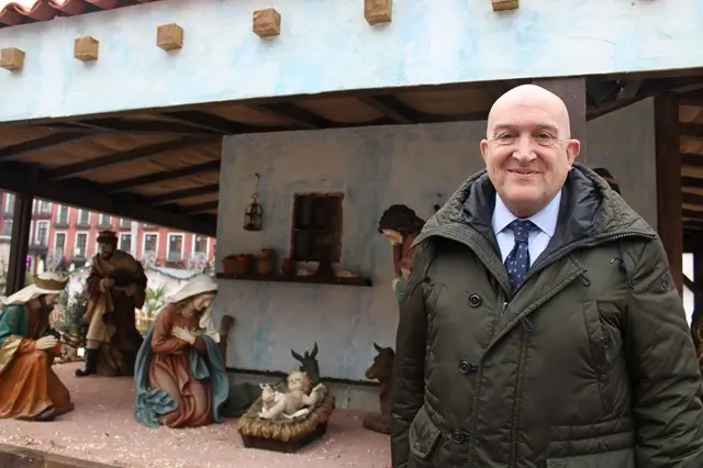 Jes&uacute;s Julio Carnero, alcalde de Valladolid, junto al Bel&eacute;n | Valladolid Plural