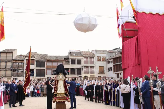 Bajada del &Aacute;ngel en la Plaza del Coso de Pe&ntilde;afiel | Valladolid Plural