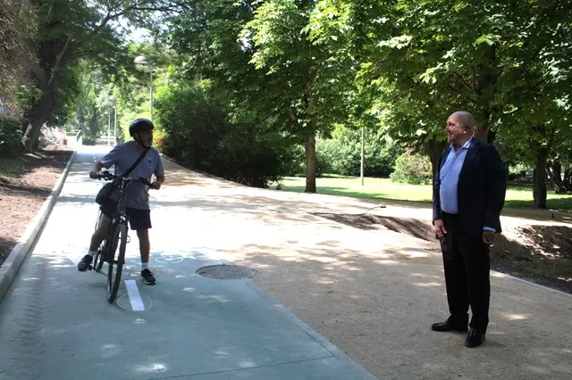 Carnero, conversa con un ciclista en el nuevo carril bici de Isabel La Cat&oacute;lica | Valladolid Plural