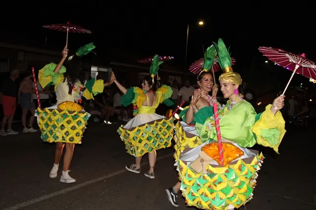 Desfile de pe&ntilde;as y carrozas de las Fiestas de San Juan de Santovenia 2025 | Valladolid Plural